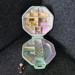 Vintage 1990 Bluebird Toys Polly Pocket School Compact with 1 Figure